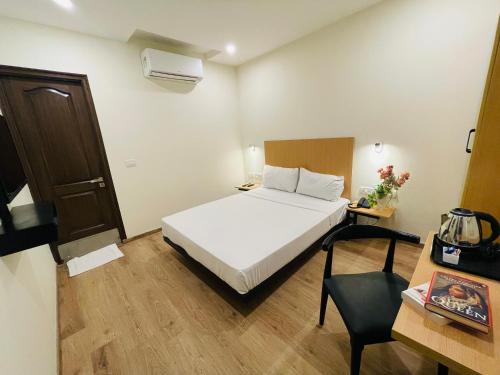 Кровать или кровати в номере Sanctum Suites Richmond Road Bangalore