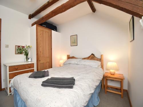 sypialnia z białym łóżkiem z drewnianym zagłówkiem w obiekcie 3 bed in Hexham 32252 w mieście Stocksfield