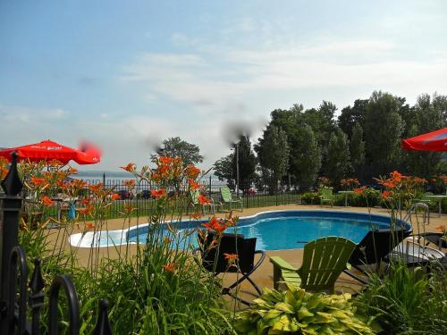 Hồ bơi trong/gần Chalets Plage St-Jean 2