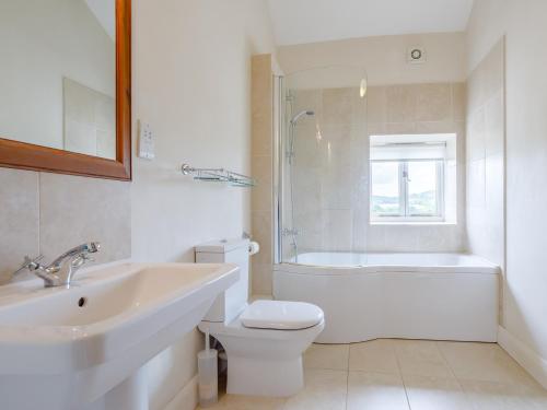 uma casa de banho branca com um lavatório e um WC em 3 bed in Lyme Regis OXENL em Kilmington