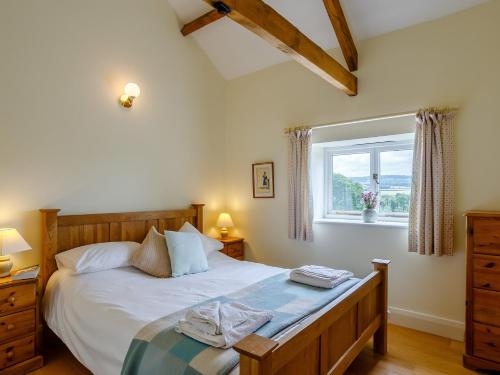 3 bed in Lyme Regis OXENL tesisinde bir odada yatak veya yataklar
