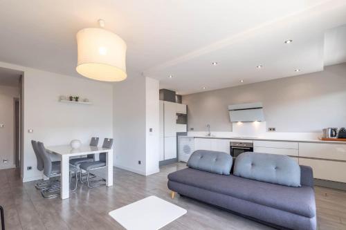 un salon avec un canapé et une table dans l'établissement SmartStay Le Thiou - Annecy centre, à Annecy