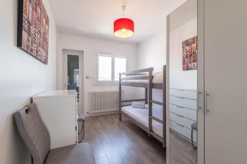 une chambre avec un lit superposé et un miroir dans l'établissement SmartStay Le Thiou - Annecy centre, à Annecy