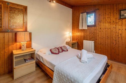 une chambre avec un lit avec deux oreillers dessus dans l'établissement SmartStay Couttet Champion - Chamonix, à Chamonix-Mont-Blanc