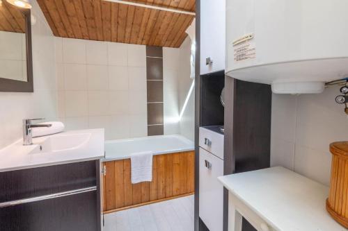 une petite cuisine avec un évier et un réfrigérateur dans l'établissement SmartStay Couttet Champion - Chamonix, à Chamonix-Mont-Blanc