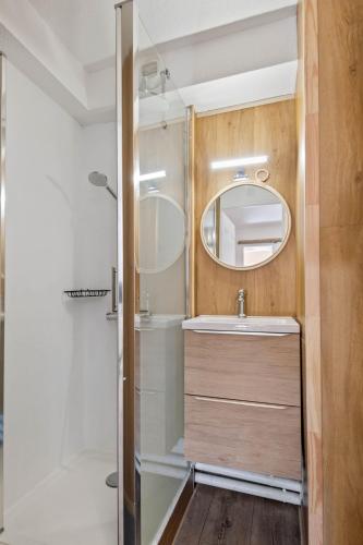 une salle de bain avec un lavabo et un miroir dans l'établissement Smartstay Altineige - Val Thorens, à Val Thorens