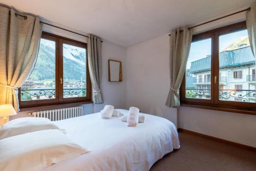 - une chambre avec un lit blanc et 2 fenêtres dans l'établissement DIFY René Payot - Chamonix-Mont-Blanc, à Chamonix-Mont-Blanc