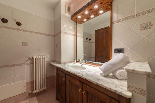 uma casa de banho com um lavatório e um espelho em DIFY René Payot - Chamonix-Mont-Blanc em Chamonix-Mont-Blanc