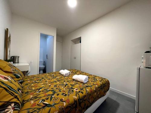 Ein Bett oder Betten in einem Zimmer der Unterkunft Delta - studio 2 pers - 400 m hopital