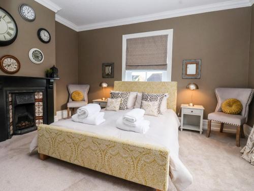 ein Schlafzimmer mit einem Bett mit Handtüchern darauf in der Unterkunft Harford House in York