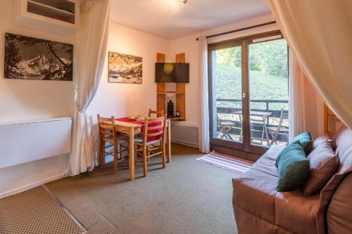 un salon avec un canapé et une table dans l'établissement SmartStay Emeraude - Saint-Gervais, à Saint-Gervais-les-Bains