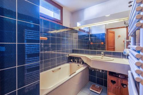 une salle de bain avec une baignoire et un lavabo et une baignoire dans l'établissement SmartStay Mummery - Chamonix, à Chamonix-Mont-Blanc
