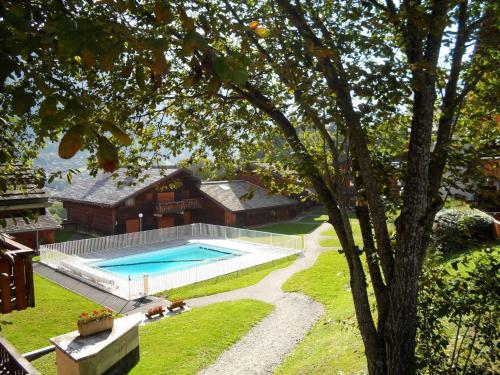 une piscine dans la cour d'une maison dans l'établissement DIFY Gerets - St Gervais, à Saint-Gervais-les-Bains
