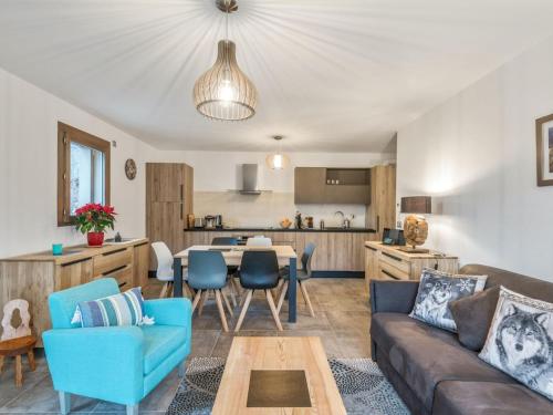 un salon avec un canapé et une table dans l'établissement DIFY Appartement Luxe - Saint Gervais, à Saint-Gervais-les-Bains