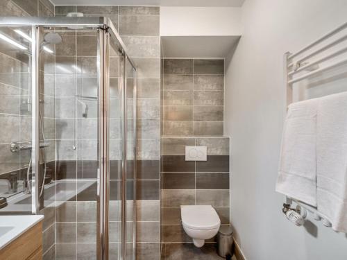 une salle de bain avec toilettes et douche dans l'établissement DIFY Appartement Luxe - Saint Gervais, à Saint-Gervais-les-Bains