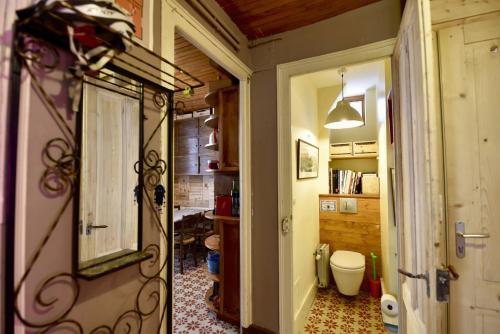 baño con aseo y puerta a una habitación en DIFY Cosy - Chamonix, en Chamonix-Mont-Blanc