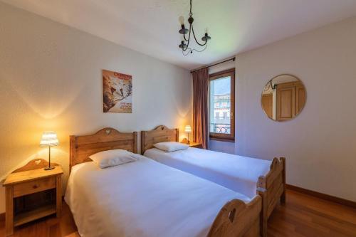 een slaapkamer met 2 witte bedden en een raam bij DIFY Paccard - Chamonix-Mont-Blanc in Chamonix-Mont-Blanc