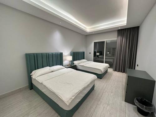 เตียงในห้องที่ A great luxury Almajdeah apt w(pool & GYM)