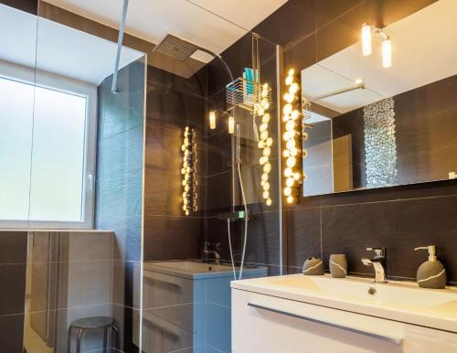 uma casa de banho com um lavatório e um espelho em DIFY Clos des Roches - Chamonix em Chamonix-Mont-Blanc
