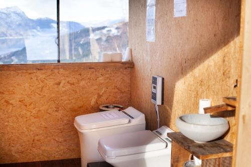 ein Bad mit einem WC und einem Waschbecken in der Unterkunft Engeset Trehytter in Vereide