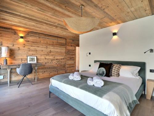 - une chambre avec un lit dans une pièce dotée de murs en bois dans l'établissement Chalet Morzine, 7 pièces, 14 personnes - FR-1-627-72, à Morzine