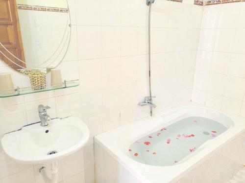 a bathroom with a sink and a bath tub at vita homestay Măng Đen in Kon Von Kla