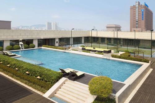 a large swimming pool on top of a building at Wyndham JinJiang Hotel in Jinjiang
