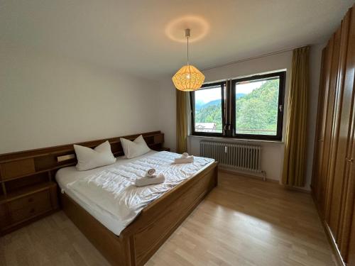 Un pat sau paturi într-o cameră la Frieda's Bergblick mit Hallenbad