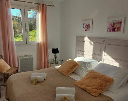 une chambre avec un lit avec deux serviettes dessus dans l'établissement Les Gîtes de Bouyon, à Bouyon