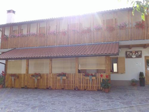 KnežakにあるTuristična kmetija Pri Požarjuの柵と花の前の建物