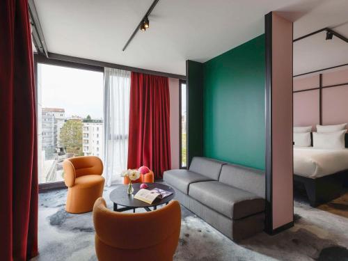 - un salon avec un canapé et un lit dans l'établissement TRIBE Lyon Croix Rousse, à Lyon
