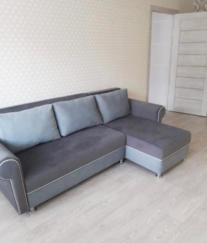 - un canapé noir dans le salon dans l'établissement VIP apart 500, à Tbilissi