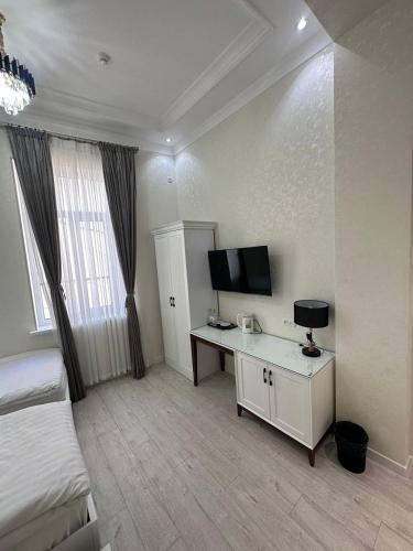 Televisyen dan/atau pusat hiburan di IZUMRUD PALACE