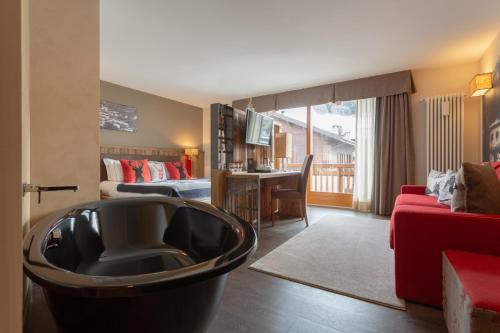 a living room with a black tub in the middle of a room at Olimpia Hotel in Bormio