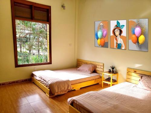 Giường trong phòng chung tại vita homestay Măng Đen