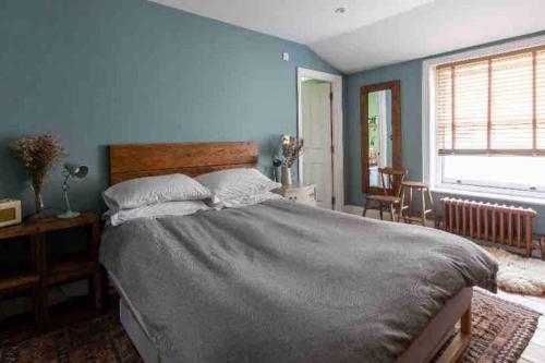馬蓋特的住宿－SEA BREEZE APARTMENT，一间卧室设有一张蓝色墙壁的大床