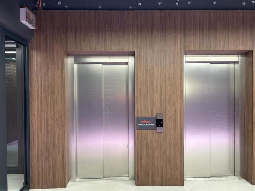 due ascensori in un edificio con porte viola di Apartamenty Pl. Wolności 6 a Poznań