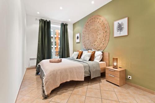 - une chambre avec un lit doté d'une grande tête de lit dans l'établissement Nice - Renting - LASCARIS - Charm & Spacious & Comfort 3P Port Bonaparte, à Nice