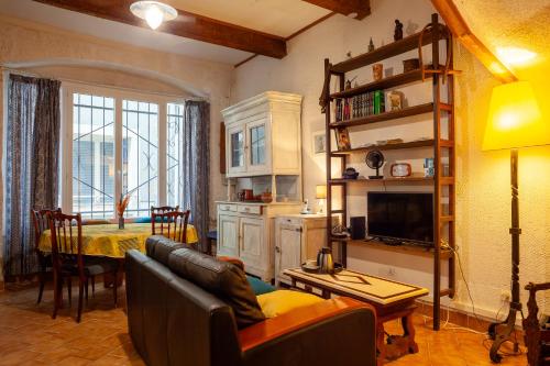 un salon avec un canapé et une table dans l'établissement Maison à Sigean, à Sigean