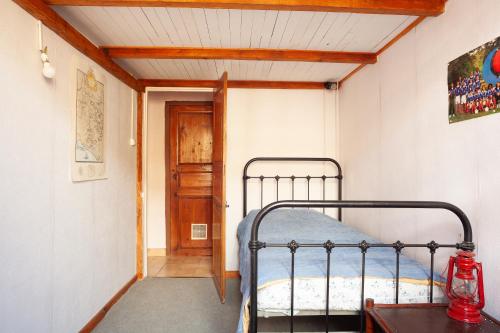 シジャンにあるMaison à Sigeanのベッドルーム1室(金属製ベッド1台付)