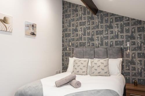 um quarto com uma cama com papel de parede cinzento e cinzento em Morecambe Bay Free Parking Beach Front em Morecambe