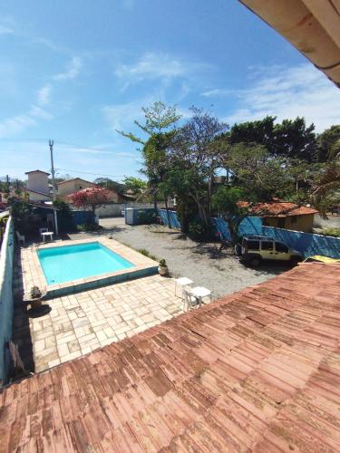 einen Hinterhof mit einem Pool und einem Haus in der Unterkunft Pousada Maravilha Geribá in Búzios
