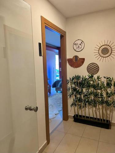 een hal met een deur en planten in een kamer bij Center Of The Atasehir in Istanbul