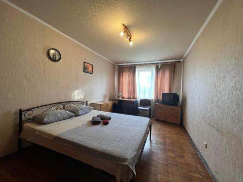 een kleine slaapkamer met een bed en een raam bij Apartment on Cheliabinska 19 in Kiev