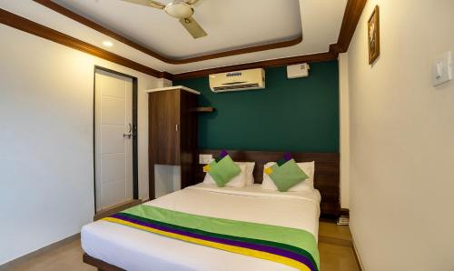 Cama o camas de una habitación en Itsy Hotels Vijaya Residency