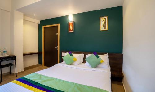 Cama o camas de una habitación en Itsy Hotels Vijaya Residency