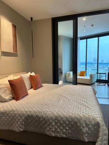Postel nebo postele na pokoji v ubytování 502 Edge芭提雅市中心25楼高层海景服务公寓，芭提雅海湾景观，近沙滩，步行街，购物中心
