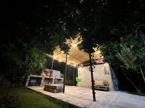 una casa con un patio iluminado por la noche en Chateau Sukaj, en Ljaknasi