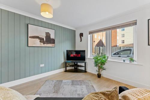 a living room with a tv and a window at Winter Sale! Modern 2 Bed Flat in Warwick -Parking in Leek Wootton