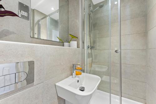 Ένα μπάνιο στο Beautiful 2 Bed Apartment in Warwick - Parking